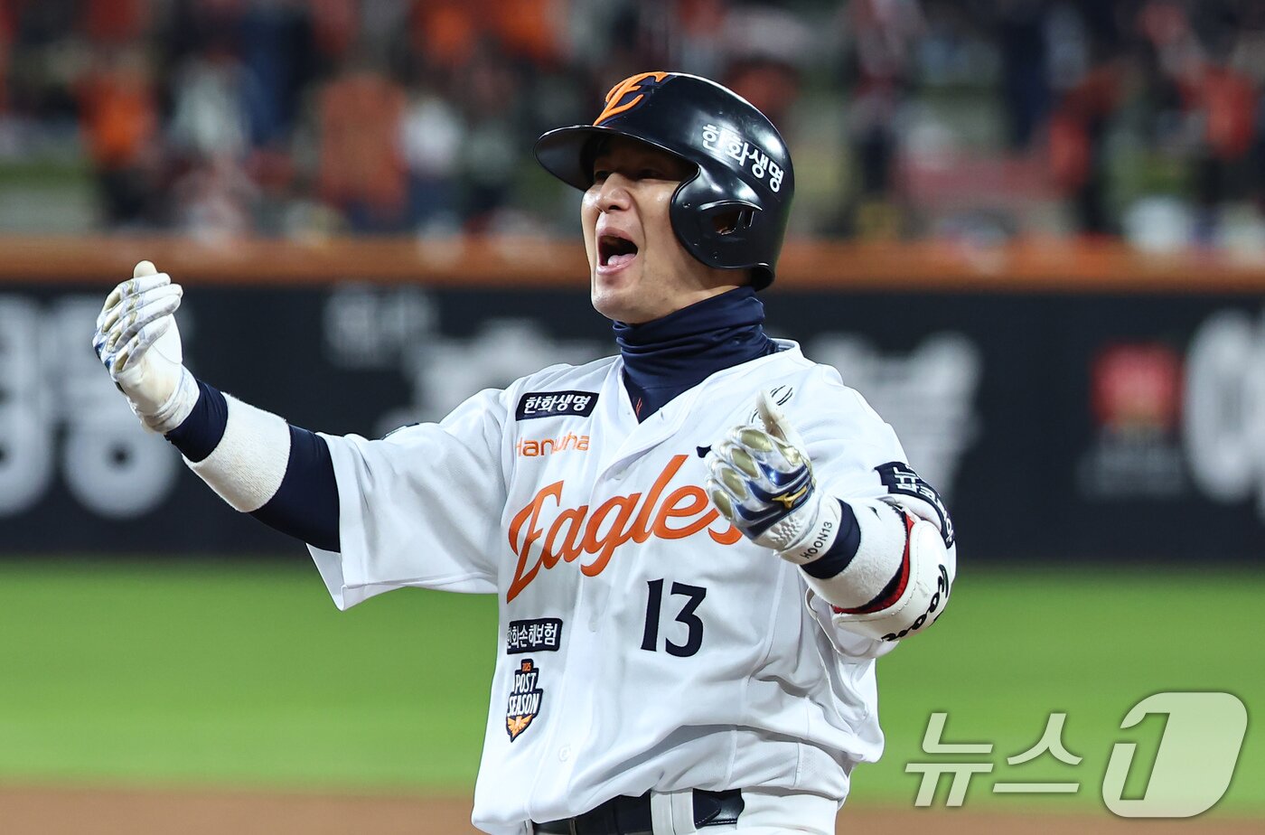 본문 이미지 - 29일 대전 한화생명볼파크에서 열린 프로야구 2025 신한 SOL뱅크 KBO 포스트시즌 한국시리즈 3차전 LG 트윈스와 한화 이글스의 경기, 8회말 2사 2,3루 상황에서 한화 최재훈이 2타점 적시타를 치고 기뻐하고 있다. 2025.10.29/뉴스1 ⓒ News1 김도우 기자