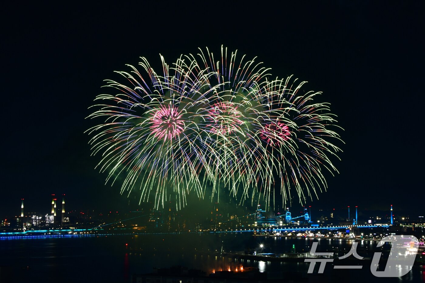 본문 이미지 - 29일 경북 포항시 영일대해수욕장에서 APEC 2025 정상회의 성공 개최를 기원하는 드론 아트 쇼와 불꽃쇼가 펼쳐지고 있다. 2025.10.29/뉴스1 ⓒ News1 최창호 기자