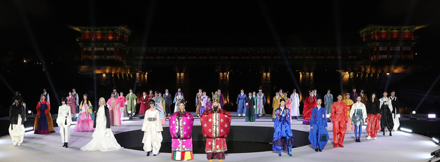 '신라의 미와 미래의 빛' APEC 사로잡은 월정교 한복패션쇼