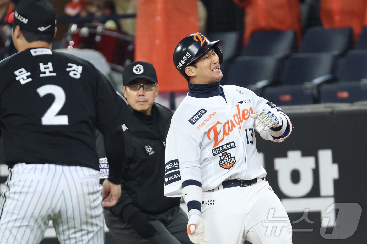 본문 이미지 - 29일 대전 한화생명볼파크 열린 프로야구 2025 신한 SOL뱅크 KBO 한국시리즈 3차전 LG 트윈스와 한화 이글스의 경기에서 8회말 한화 최재훈이 2타점 적시타를 치고 환호하고 있다. 2025.10.29/뉴스1 ⓒ News1 김기남 기자