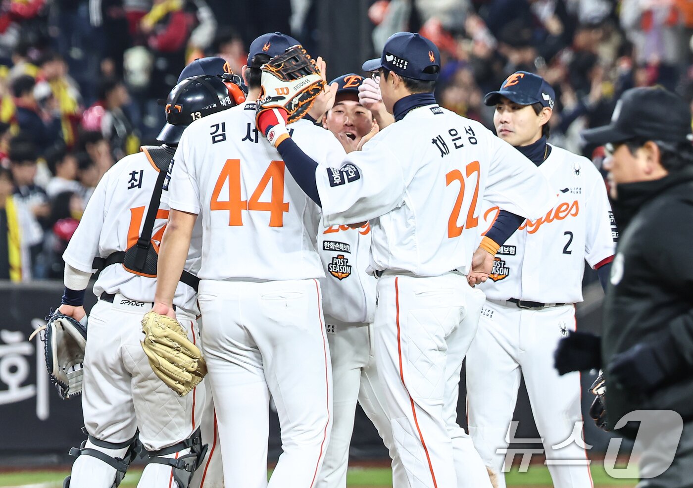 본문 이미지 - 29일 대전 한화생명볼파크에서 열린 프로야구 2025 신한 SOL뱅크 KBO 포스트시즌 한국시리즈 3차전 LG 트윈스와 한화 이글스의 경기, 한화 선수들이 7대3 승리 후 기쁨을 나누고 있다. 2025.10.29/뉴스1 ⓒ News1 김도우 기자