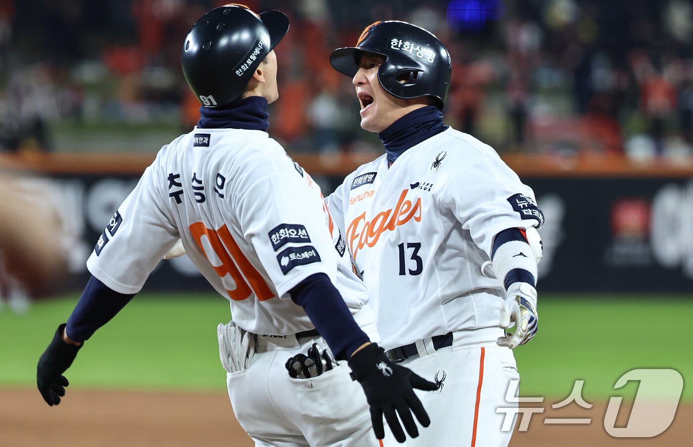 본문 이미지 - 29일 대전 한화생명볼파크에서 열린 프로야구 2025 신한 SOL뱅크 KBO 포스트시즌 한국시리즈 3차전 LG 트윈스와 한화 이글스의 경기, 8회말 2사 2,3루 상황에서 한화 최재훈이 2타점 적시타를 치고 기뻐하고 있다. 2025.10.29/뉴스1 ⓒ News1 김도우 기자