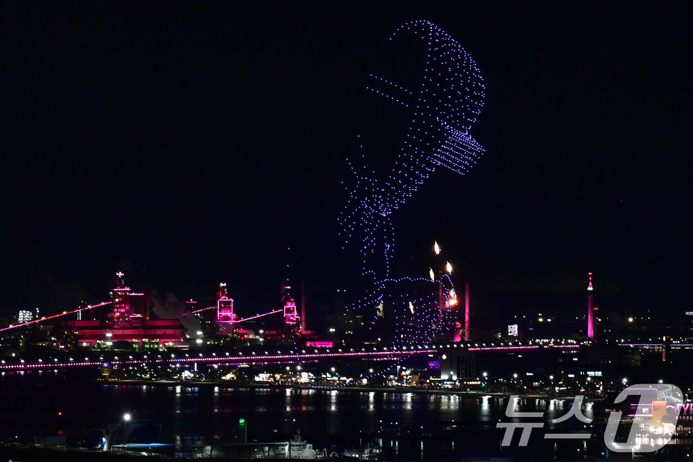 본문 이미지 - 29일 APEC 2025 정상회의 성공 개최를 기원하는 드론 아트 쇼와 불꽃쇼가 경북 포항시 영일대해수욕장에서 펼쳐지고 있다. 2025.10.29/뉴스1 ⓒ News1 최창호 기자