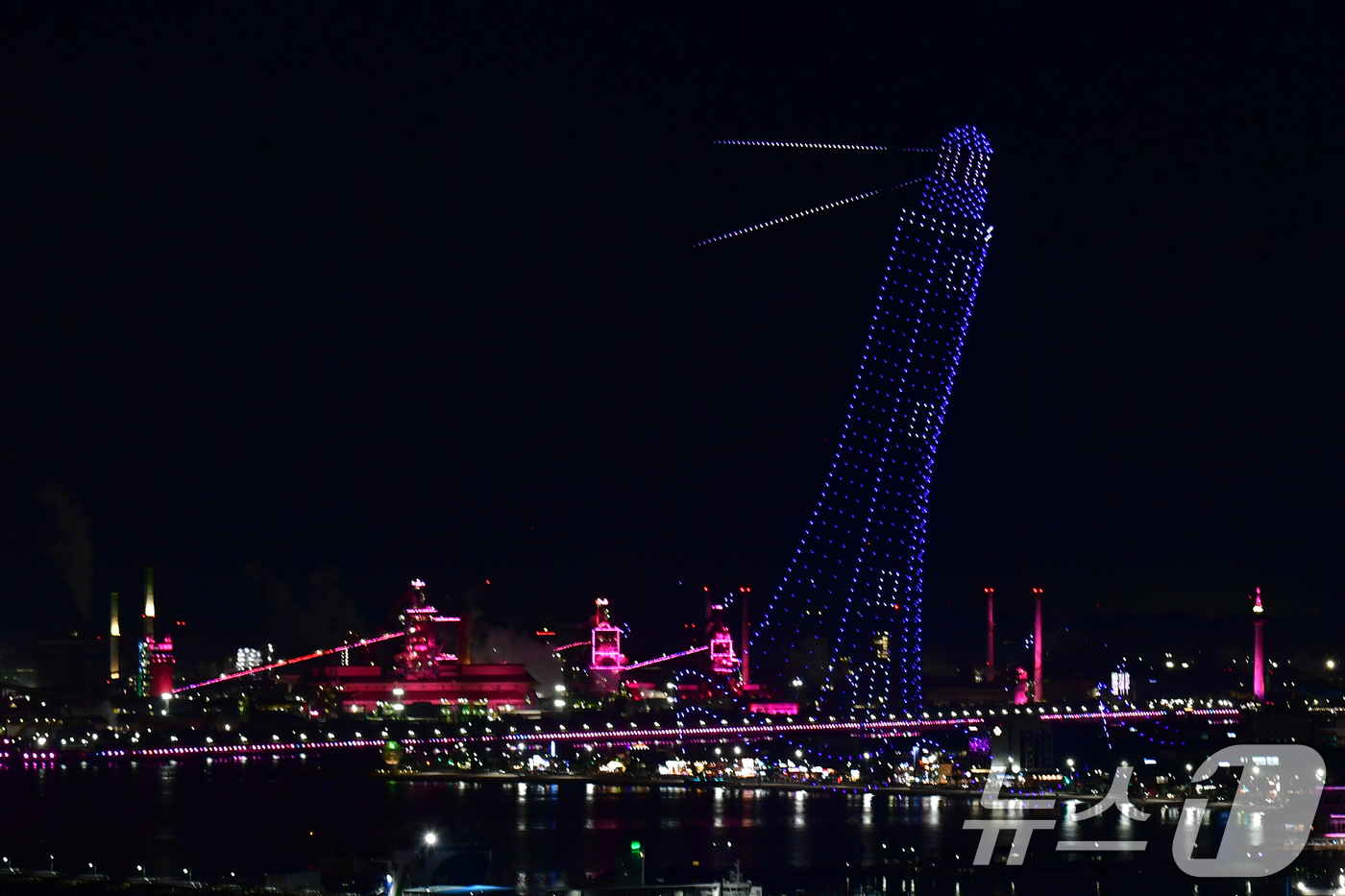 (포항=뉴스1) 최창호 기자 = 29일 APEC 2025 정상회의 성공 개최를 기원하는 드론 아트 쇼와 불꽃쇼가 경북 포항시 영일대해수욕장에서 펼쳐지고 있다. 2025.10.29/ …