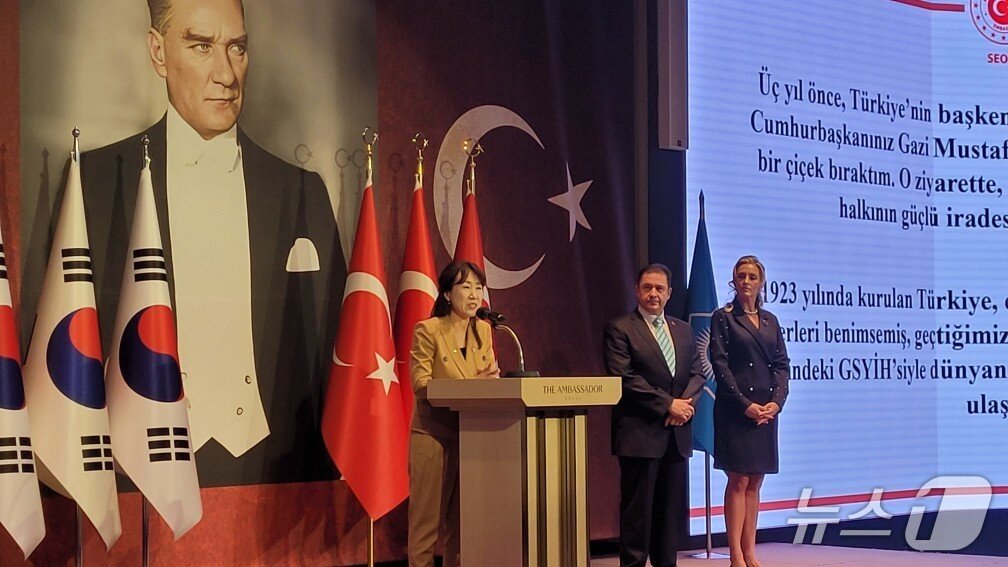 본문 이미지 - 강윤진 국가보훈부 차관이 29일 서울 중구 앰버서더 풀만 호텔에서 열린 튀르키예 공화국 건국 102주년 행사에서 축사를 하고 있다.