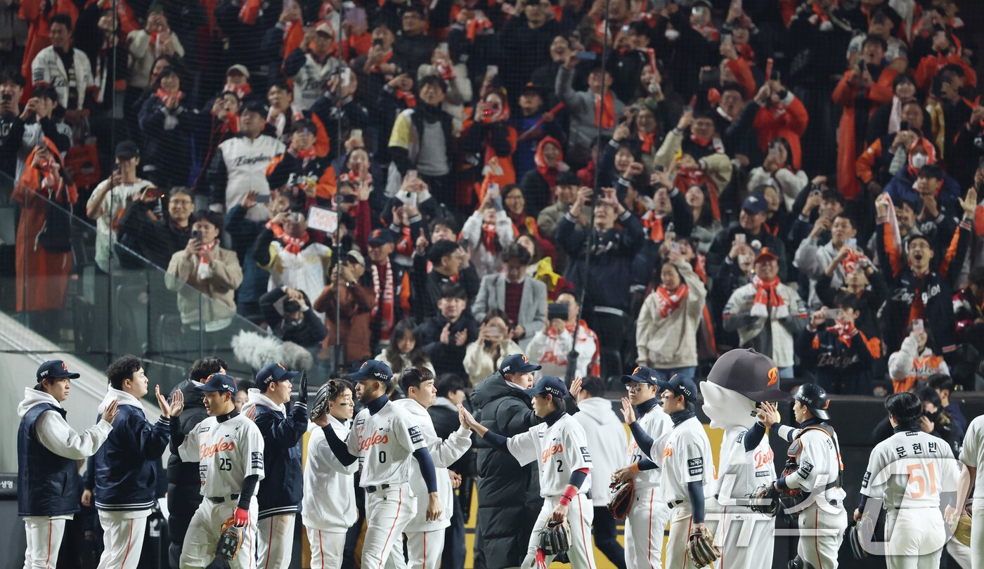본문 이미지 - 29일 대전 한화생명볼파크에서 열린 프로야구 2025 신한 SOL뱅크 KBO 포스트시즌 한국시리즈 3차전 LG 트윈스와 한화 이글스 경기에서 승리한 한화 선수들이 기뻐하고 있다. 2025.10.29/뉴스1 ⓒ News1 김기태 기자