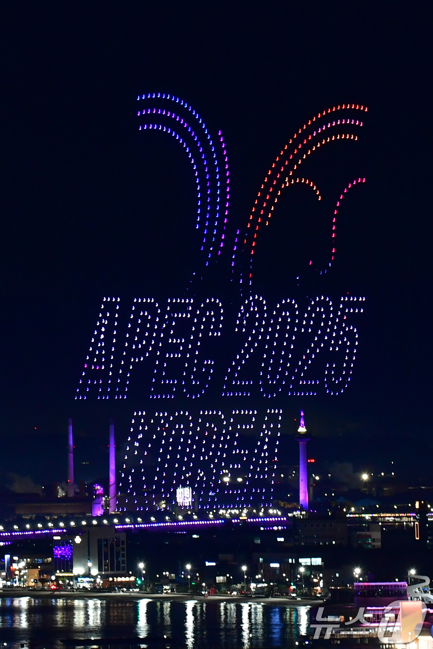 (포항=뉴스1) 최창호 기자 = 29일 APEC 2025 정상회의 성공 개최를 기원하는 드론 아트 쇼와 불꽃쇼가 경북 포항시 영일대해수욕장에서 펼쳐지고 있다. 2025.10.29/ …