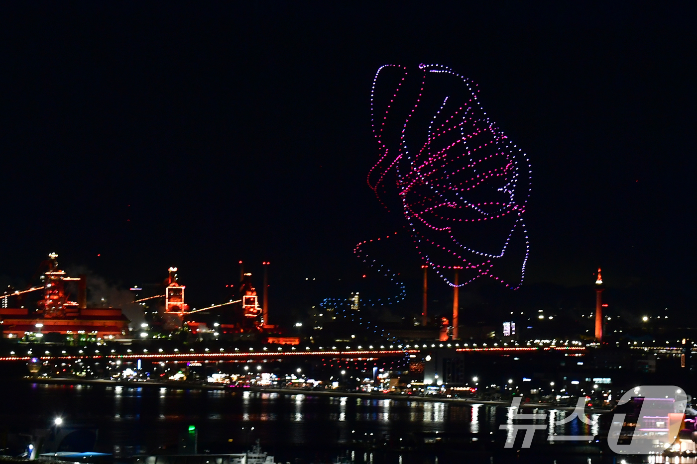 (포항=뉴스1) 최창호 기자 = 29일 APEC 2025 정상회의 성공 개최를 기원하는 드론 아트 쇼와 불꽃쇼가 경북 포항시 영일대해수욕장에서 펼쳐지고 있다. 2025.10.29/ …