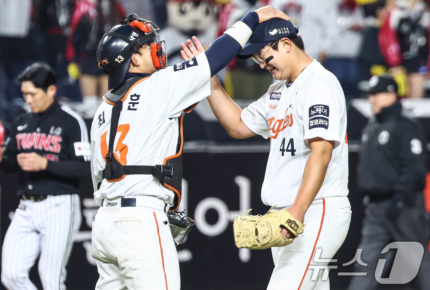 본문 이미지 - 29일 대전 한화생명볼파크에서 열린 프로야구 2025 신한 SOL뱅크 KBO 포스트시즌 한국시리즈 3차전 LG 트윈스와 한화 이글스의 경기, 한화 마무리 투수 김서현이 9회초를 무실점으로 마치고 포수 최재훈과 기쁨을 나누고 있다. 2025.10.29/뉴스1 ⓒ News1 김도우 기자