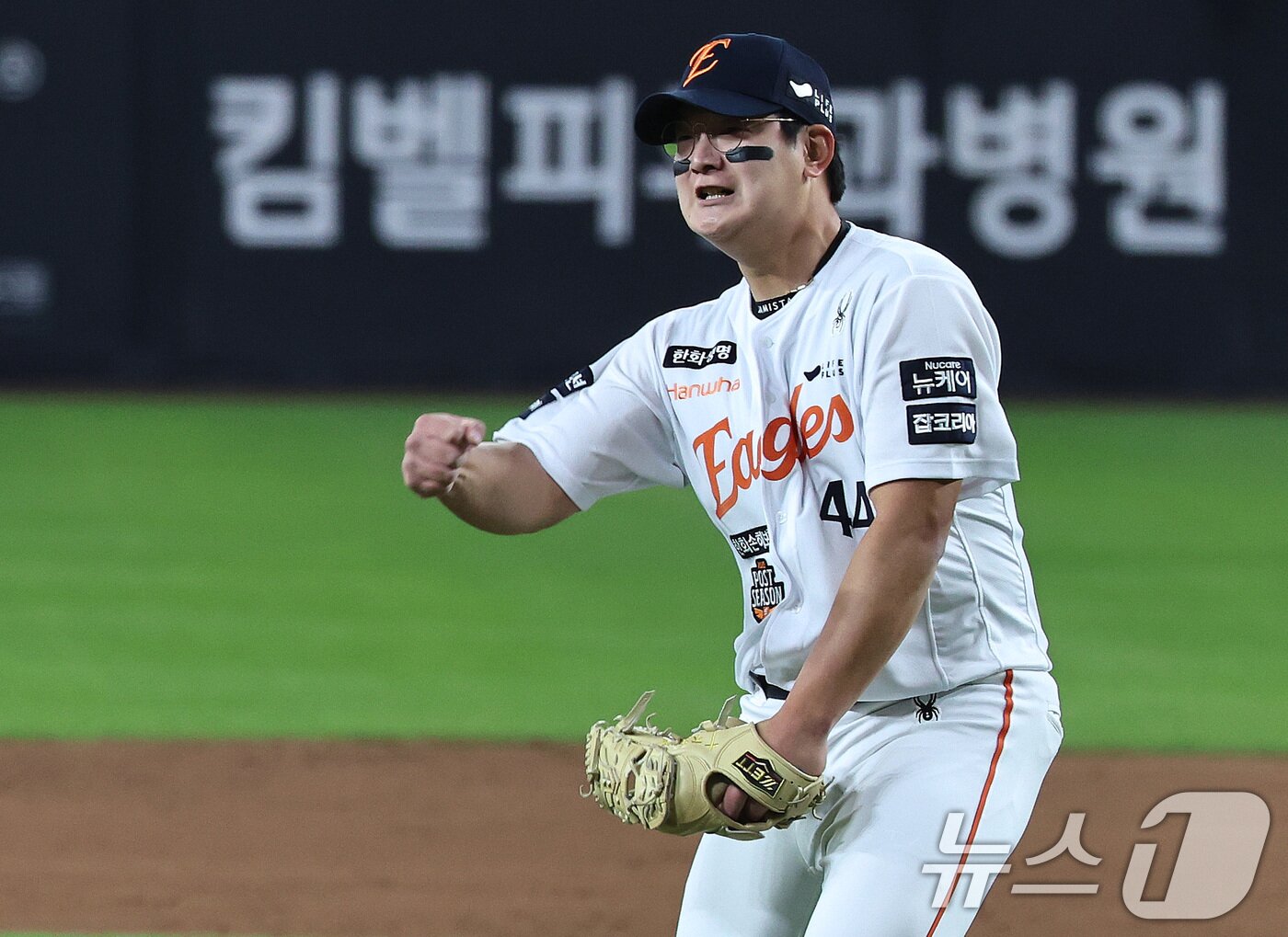 본문 이미지 - 29일 대전 한화생명볼파크에서 열린 프로야구 2025 신한 SOL뱅크 KBO 포스트시즌 한국시리즈 3차전 LG 트윈스와 한화 이글스의 경기, 한화 김서현이 LG에 7대3 역전승을 거둔 뒤 포효하고 있다. 2025.10.29/뉴스1 ⓒ News1 구윤성 기자