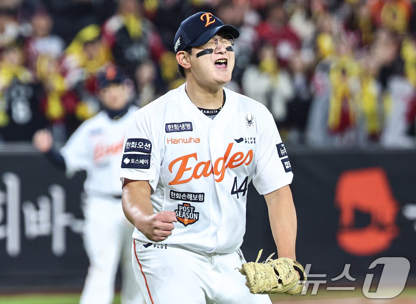 본문 이미지 - 29일 대전 한화생명볼파크에서 열린 프로야구 2025 신한 SOL뱅크 KBO 포스트시즌 한국시리즈 3차전 LG 트윈스와 한화 이글스의 경기, 한화 마무리 투수 김서현이 9회초를 무실점으로 마치고 포효하고 있다. 2025.10.29/뉴스1 ⓒ News1 김도우 기자