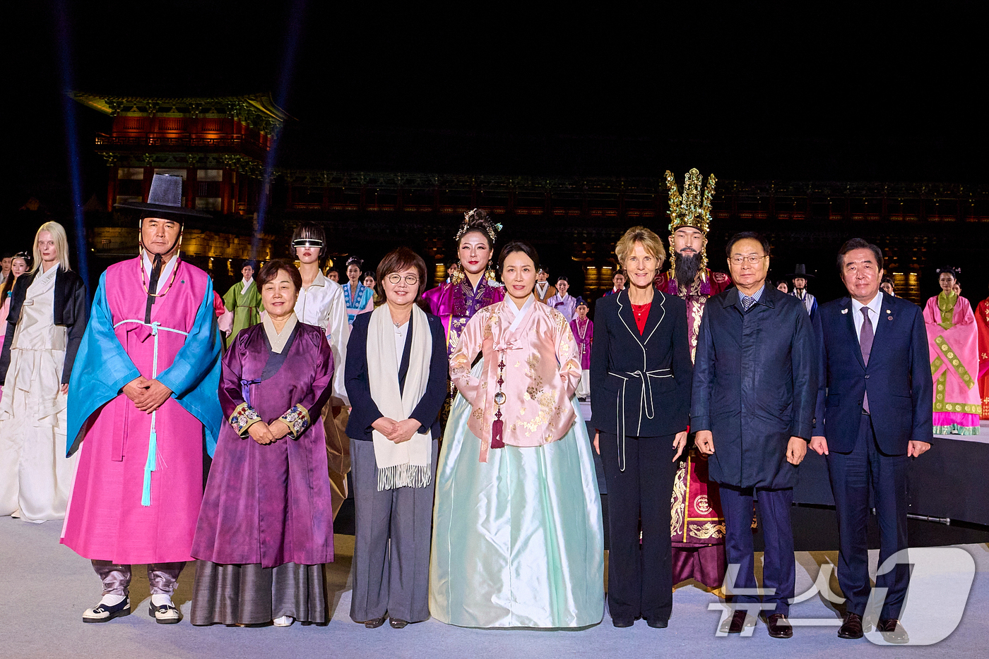 (서울=뉴스1) 허경 기자 = 김혜경 여사가 29일 오후 경북 경주 교동 월정교 특설무대에서 열린 'APEC 정상회의 한복패션쇼'에서 한복 모델과 함께 기념촬영하고 있다. (대통령 …