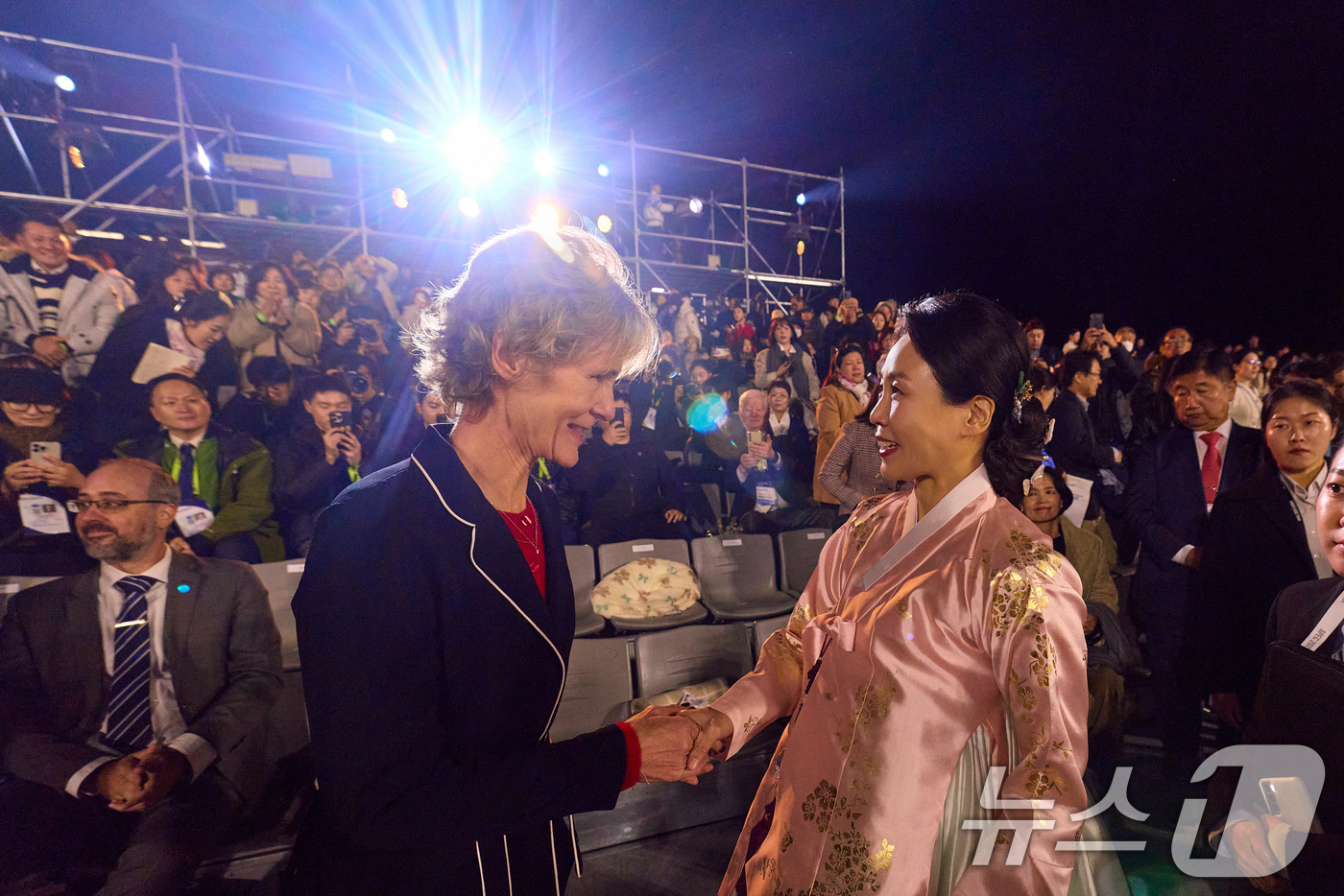(서울=뉴스1) 허경 기자 = 김혜경 여사가 29일 오후 경북 경주 교동 월정교 특설무대에서 열린 'APEC 정상회의 한복패션쇼'에서 마크 카니 캐나다 총리 부인 다이애나 폭스 카 …