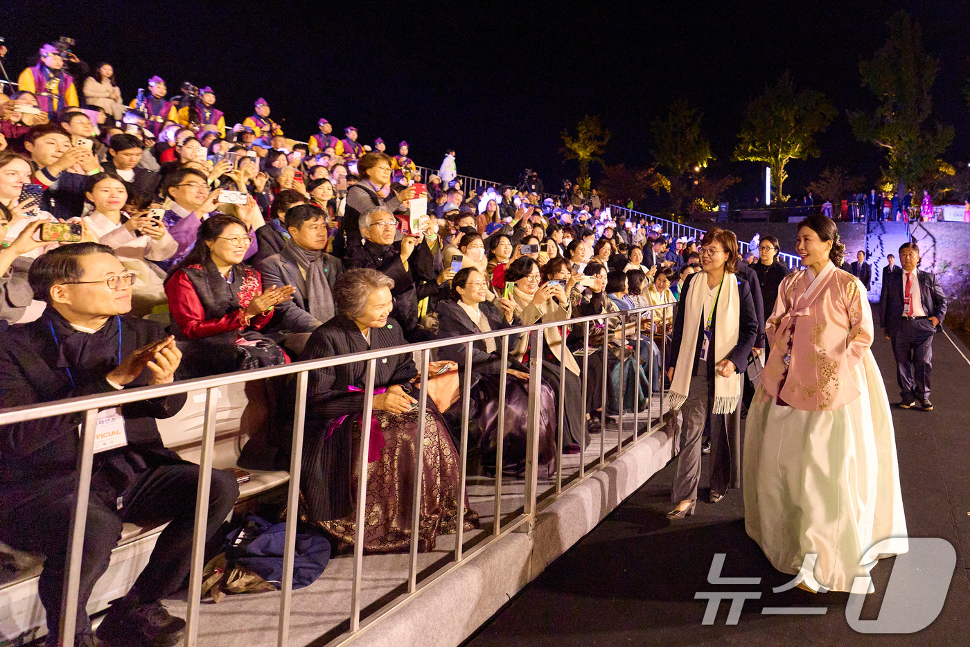 (서울=뉴스1) 허경 기자 = 김혜경 여사가 29일 오후 경북 경주 교동 월정교 특설무대에서 열린 'APEC 정상회의 한복패션쇼'에 참석하고 있다. (대통령실 제공. 재판매 및 D …