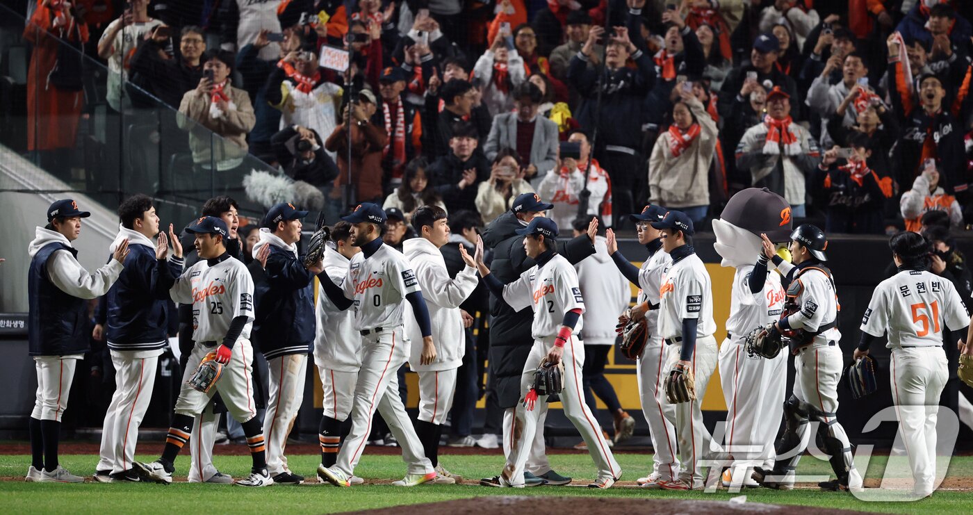 본문 이미지 - 29일 대전 한화생명볼파크에서 열린 프로야구 2025 신한 SOL뱅크 KBO 포스트시즌 한국시리즈 3차전 LG 트윈스와 한화 이글스 경기에서 승리한 한화 선수들이 기뻐하고 있다. 2025.10.29/뉴스1 ⓒ News1 김기태 기자