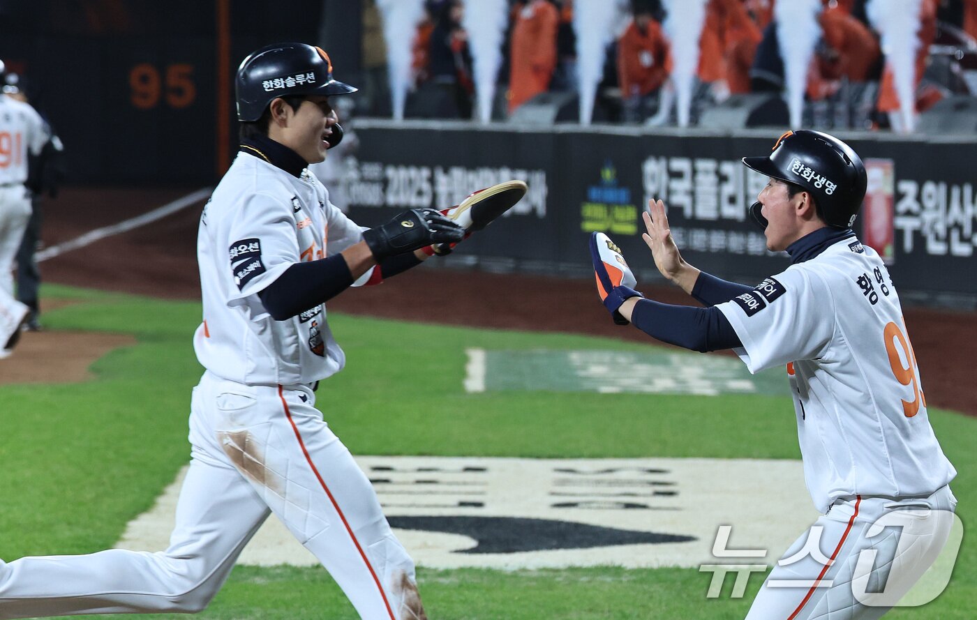 본문 이미지 - 29일 대전 한화생명볼파크에서 열린 프로야구 2025 신한 SOL뱅크 KBO 포스트시즌 한국시리즈 3차전 LG 트윈스와 한화 이글스의 경기, 한화의 8회말 2사 2,3루 상황 최재훈의 2타점 안타로 심우준&#40;왼쪽&#41;이 홈인하며 황영묵과 하이파이브 하고 있다. 2025.10.29/뉴스1 ⓒ News1 구윤성 기자