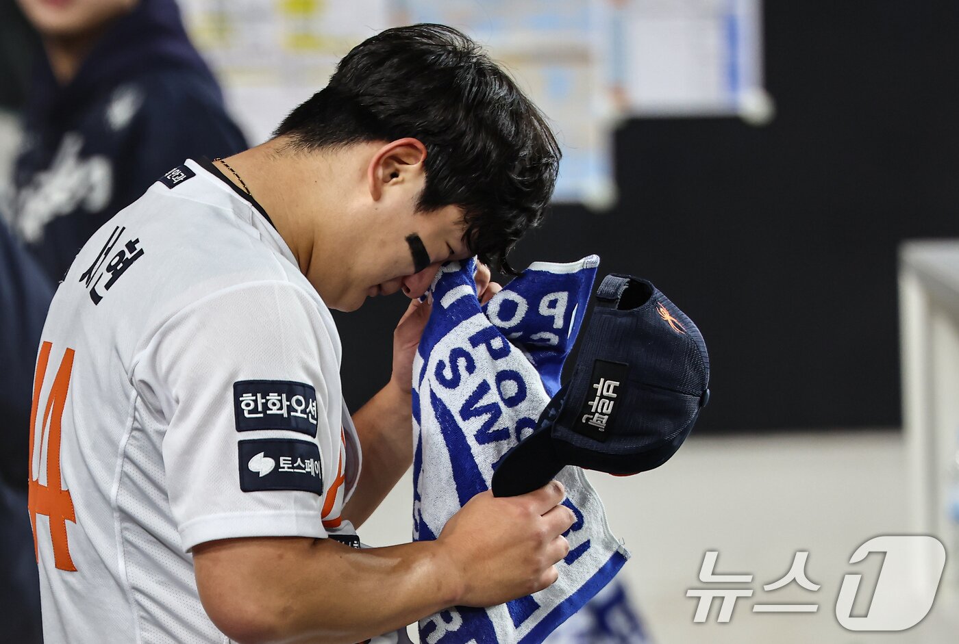 본문 이미지 - 29일 대전 한화생명볼파크에서 열린 프로야구 2025 신한 SOL뱅크 KBO 포스트시즌 한국시리즈 3차전 LG 트윈스와 한화 이글스의 경기, 한화 마무리 투수 김서현이 9회초를 무실점으로 마치고 더그아웃으로 들어와 눈물을 닦고 있다. 2025.10.29/뉴스1 ⓒ News1 김도우 기자