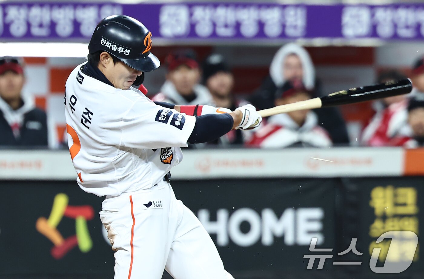 본문 이미지 - 29일 대전 한화생명볼파크에서 열린 프로야구 2025 신한 SOL뱅크 KBO 포스트시즌 한국시리즈 3차전 LG 트윈스와 한화 이글스의 경기, 8회말 2사 만루상황에서 한화 심우준이 2타점 2루타를 치고 있다. 2025.10.29/뉴스1 ⓒ News1 김도우 기자