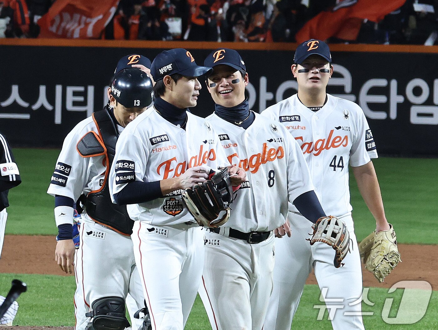본문 이미지 - 29일 대전 한화생명볼파크에서 열린 프로야구 2025 신한 SOL뱅크 KBO 포스트시즌 한국시리즈 3차전 LG 트윈스와 한화 이글스의 경기, 심우준, 김서현 등 LG에 7대3 역전승을 거둔 한화 선수들이 기쁨을 나누고 있다. 2025.10.29/뉴스1 ⓒ News1 구윤성 기자