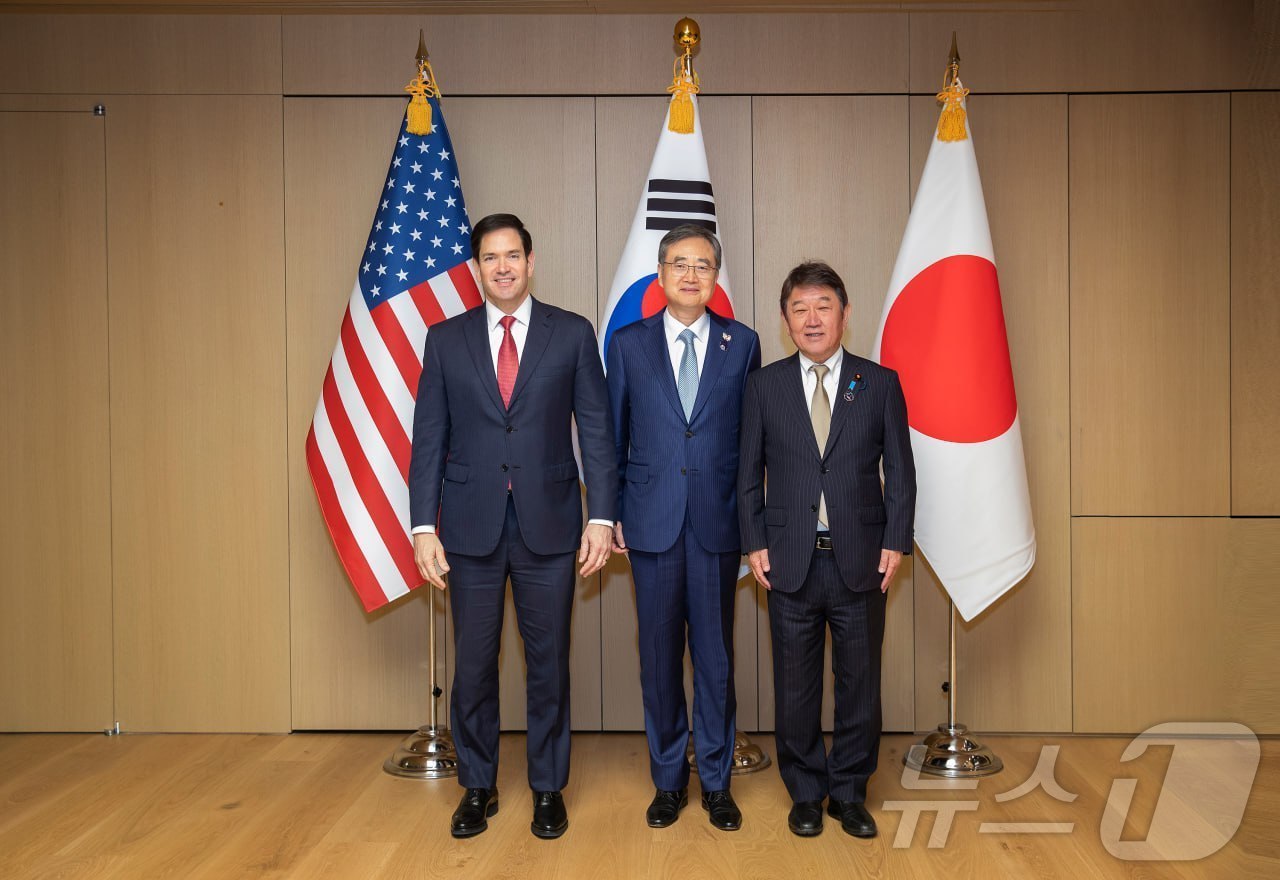 (서울=뉴스1) = 조현 외교부장관이 29일 경북 경주에서  APEC 외교통상합동각료회의 계기 한미일 외교장관회의에서 마르코 루비오 미국 국무장관 및 모테기 도시미쓰 신임 일본 외 …