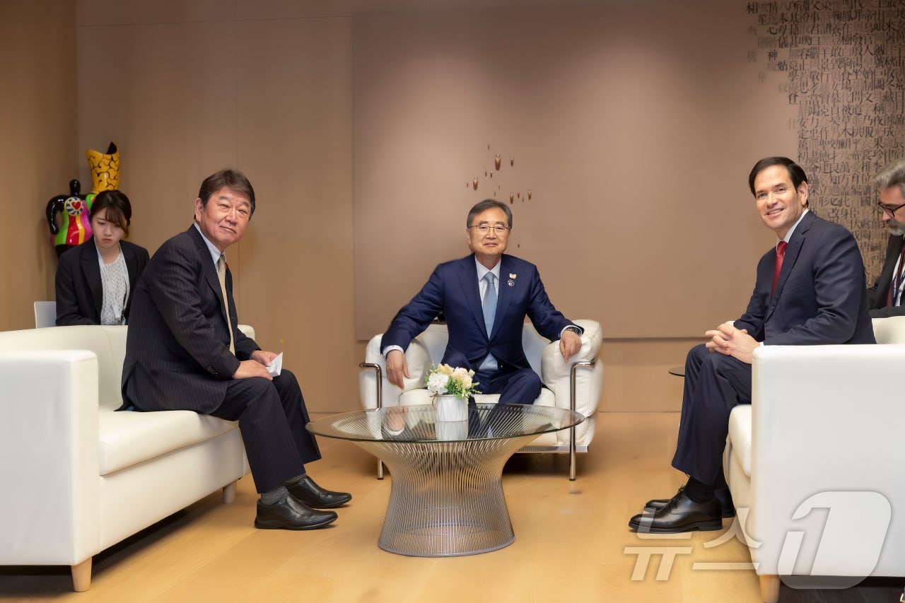 (서울=뉴스1) = 조현 외교부장관이 29일 경북 경주에서  APEC 외교통상합동각료회의 계기 한미일 외교장관회의에서 마르코 루비오 미국 국무장관 및 모테기 도시미쓰 신임 일본 외 …