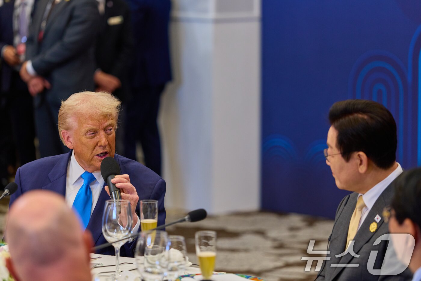 본문 이미지 - 도널드 트럼프 미국 대통령이 29일 경북 경주 힐튼호텔 그랜드볼룸에서 열린 이재명 대통령 주최 정상 특별만찬에서 축사를 하고 있다. &#40;대통령실 제공. 재판매 및 DB 금지&#41; 2025.10.29/뉴스1 ⓒ News1 허경 기자