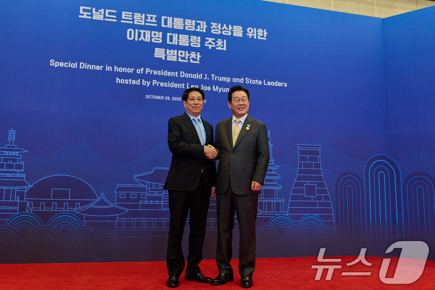 (서울=뉴스1) 허경 기자 = 이재명 대통령이 29일 경북 경주 힐튼호텔 그랜드볼룸에서 열린 대통령 주최 정상 특별만찬에서 르엉 끄엉 베트남 국가주석를 영접하고 있다. (대통령실 …