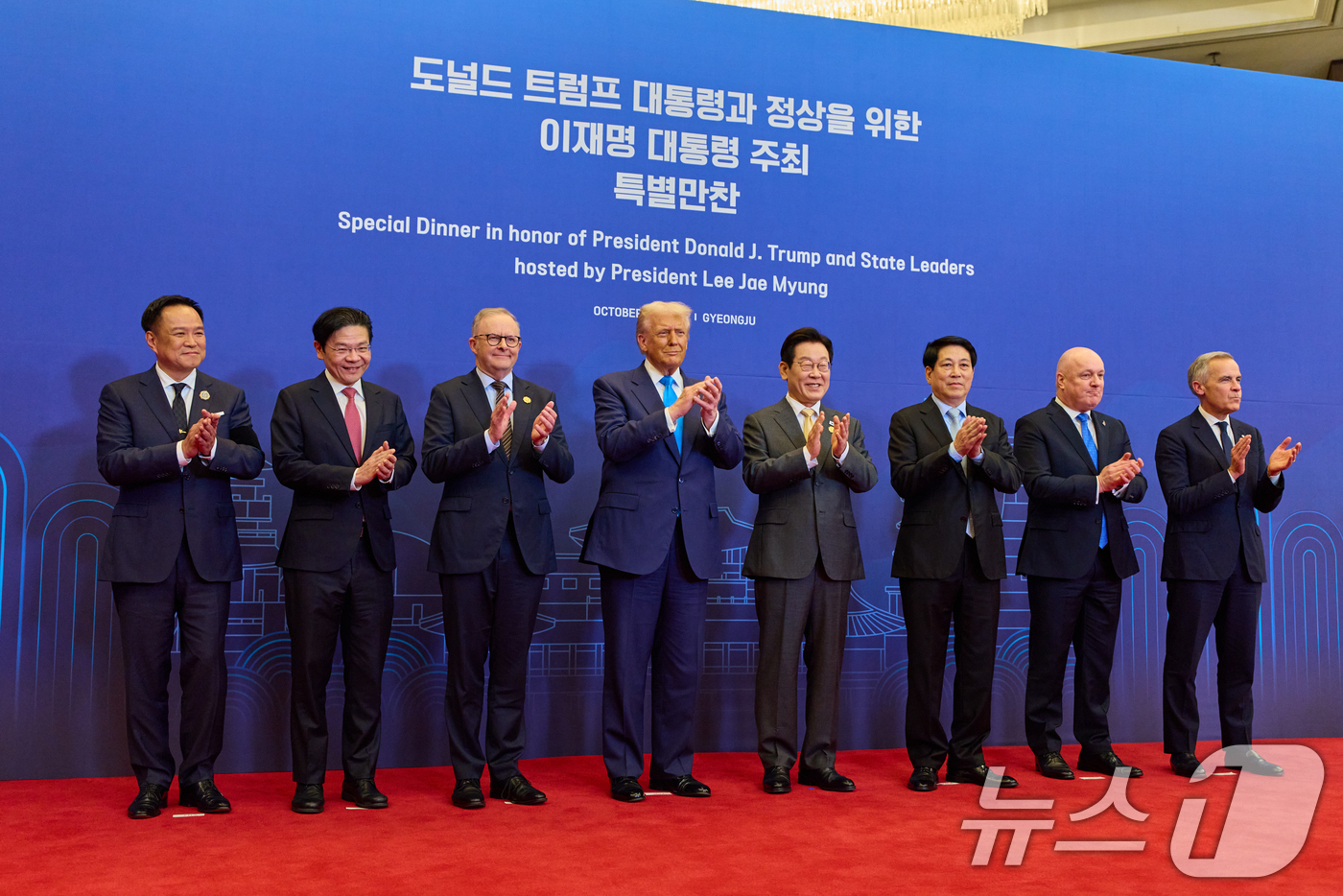 (서울=뉴스1) 허경 기자 = 이재명 대통령이 29일 경북 경주 힐튼호텔 그랜드볼룸에서 열린 대통령 주최 정상 특별만찬에 앞서 각국 정상들과 기념촬영을 하고 있다.왼쪽부터 아누틴 …