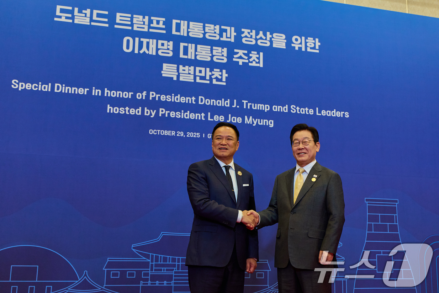 (서울=뉴스1) 허경 기자 = 이재명 대통령이 29일 경북 경주 힐튼호텔 그랜드볼룸에서 열린 대통령 주최 정상 특별만찬에서 아누틴 찬위라꾼 태국 총리를 영접하고 있다. (대통령실 …