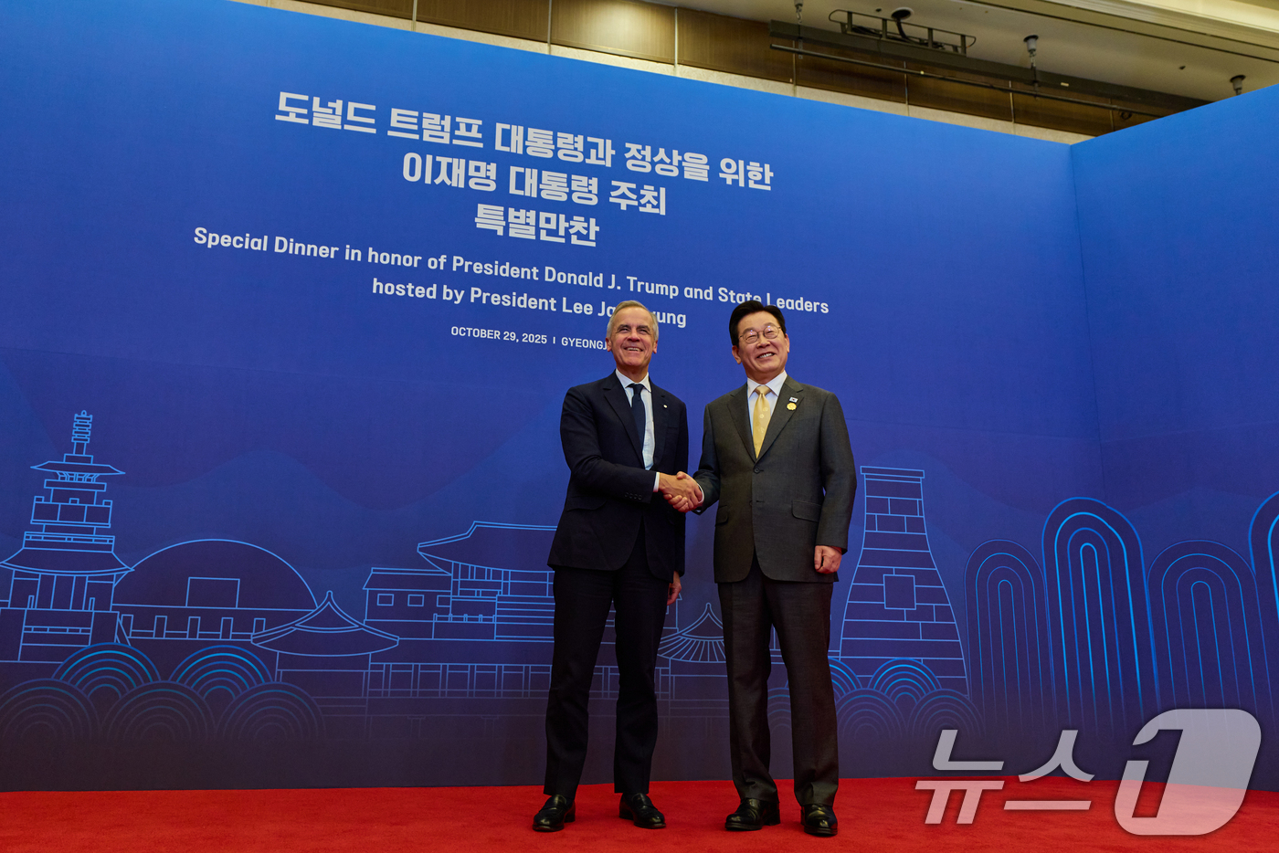 (서울=뉴스1) 허경 기자 = 이재명 대통령이 29일 경북 경주 힐튼호텔 그랜드볼룸에서 열린 대통령 주최 정상 특별만찬에서 마크 카니 캐나다 총리를 영접하고 있다. (대통령실 제공 …