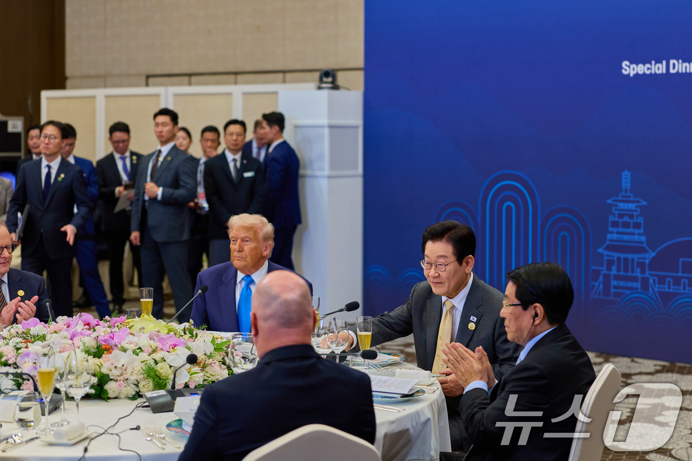 (서울=뉴스1) 허경 기자 = 이재명 대통령이 29일 경북 경주 힐튼호텔 그랜드볼룸에서 대통령 주최 정상 특별만찬에 참석해 있다. (대통령실 제공. 재판매 및 DB 금지) 2025 …