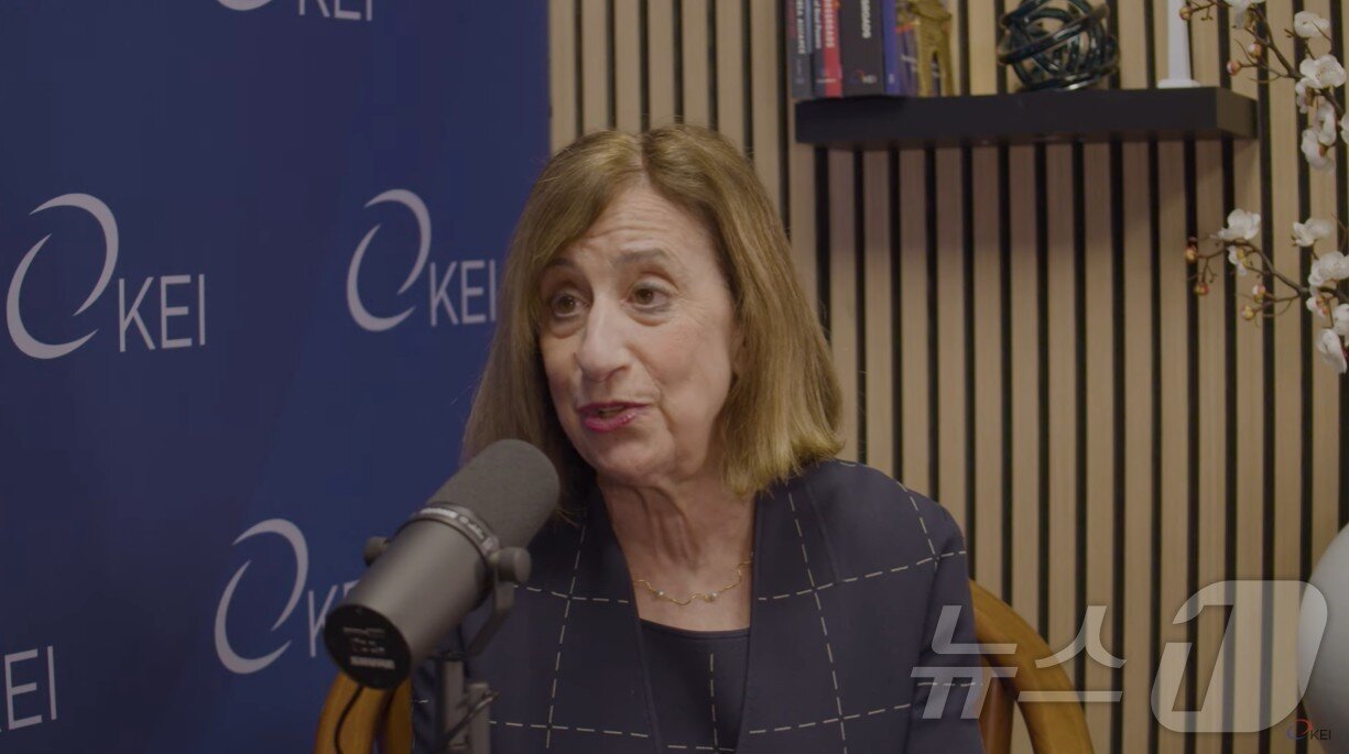 본문 이미지 - 웬디 커틀러 아시아소사이어티정책연구소&#40;ASPI&#41; 부소장이 2일&#40;현지시간&#41; 방영된 한미경제연구소&#40;KEI&#41; 대담 프로그램에 출연해 한미 무역협정 후속 협상과 관련해 전망하고 있다.&#40;KEI 방송 캡처, 재판매 및 DB금지&#41; 2025.10.02. ⓒ News1 류정민 특파원