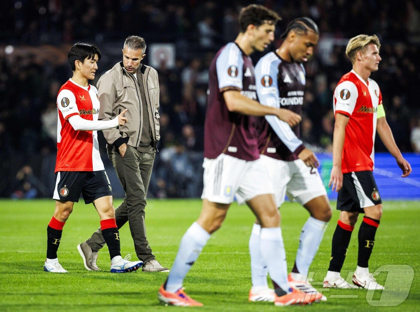 본문 이미지 - 로빈 판페르시 감독과 대화하는 황인범. ⓒ AFP=뉴스1