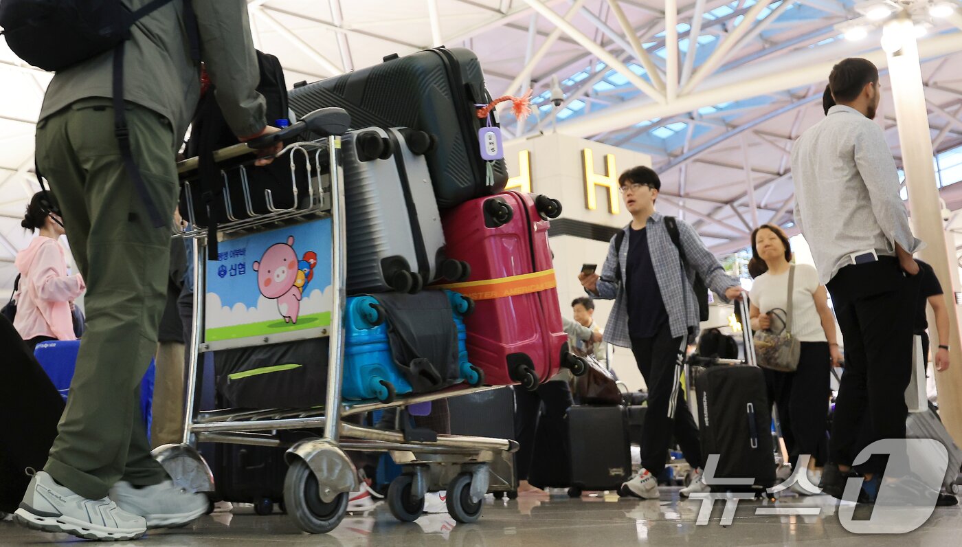본문 이미지 - 본격적인 추석 연휴가 시작된 3일 오전 인천국제공항 제1여객터미널 출국장에서 여행객들이 이동하고 있다. 2025.10.3/뉴스1 ⓒ News1 이호윤 기자
