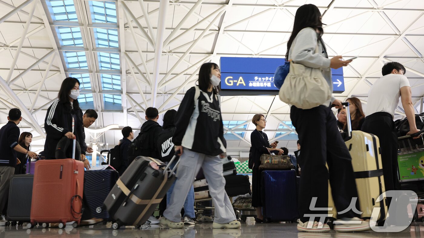 본문 이미지 - 본격적인 추석 연휴가 시작된 3일 오전 인천국제공항 제1여객터미널 출국장에서 여행객들이 이동하고 있다. 2025.10.3/뉴스1 ⓒ News1 이호윤 기자