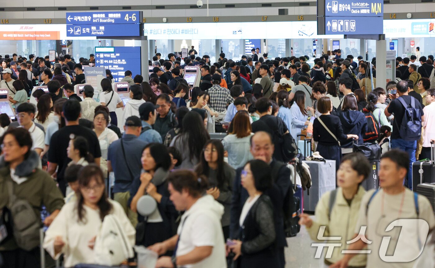 본문 이미지 - 본격적인 추석 연휴가 시작된 3일 오전 인천국제공항 제1여객터미널 출국장이 여행객들로 북적이고 있다. 2025.10.3/뉴스1 ⓒ News1 이호윤 기자