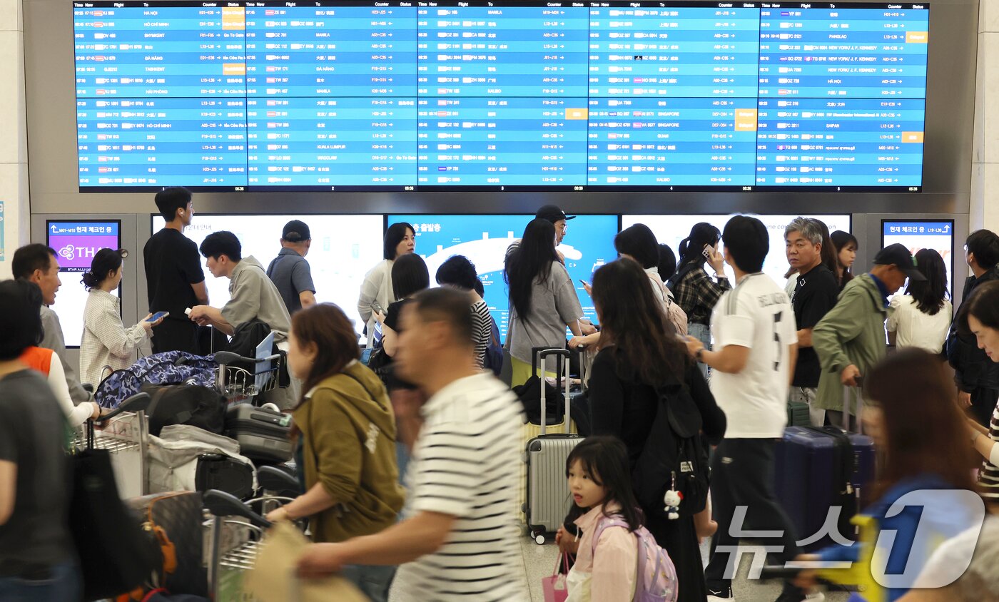본문 이미지 - 본격적인 추석 연휴가 시작된 3일 오전 인천국제공항 제1여객터미널 출국장이 여행객들로 북적이고 있다. 2025.10.3/뉴스1 ⓒ News1 이호윤 기자