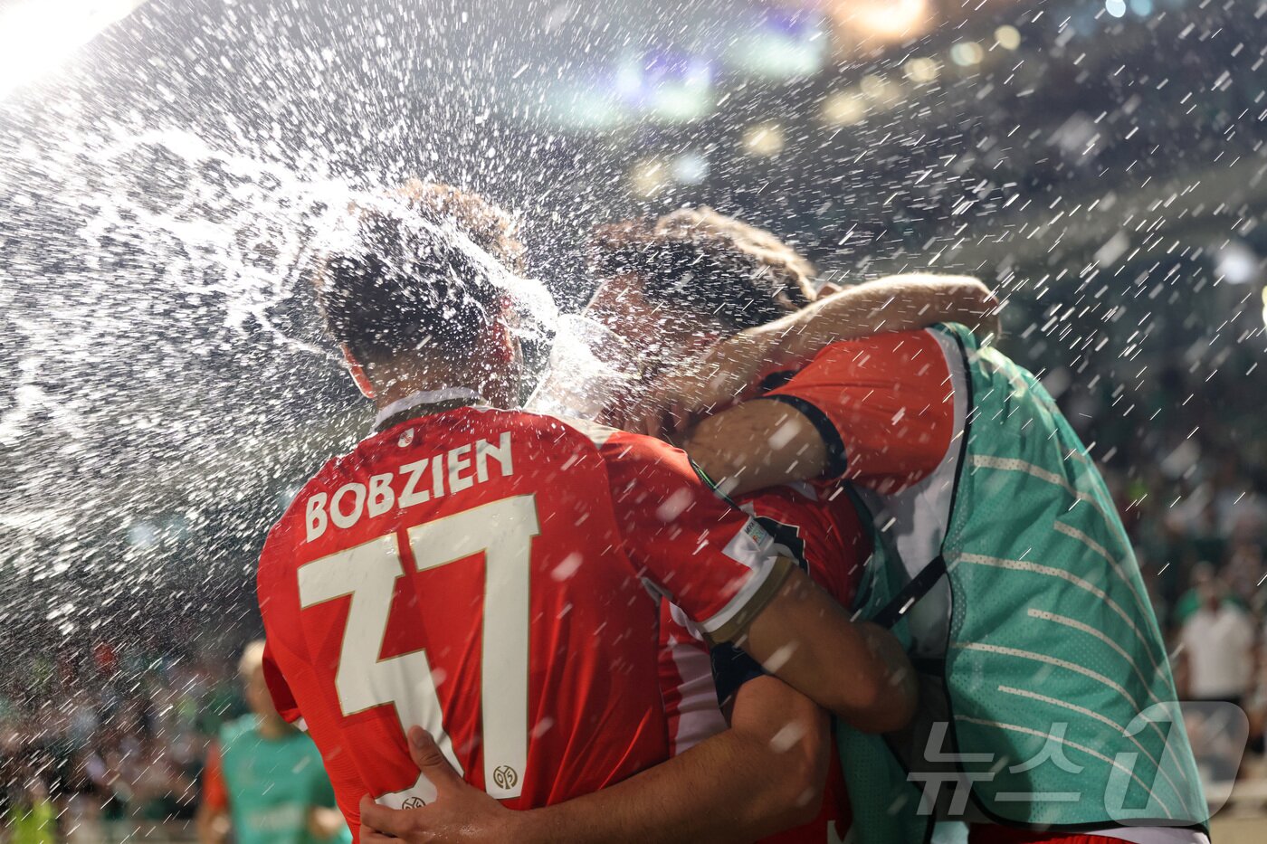 본문 이미지 - 콘퍼런스리그 첫 경기에서 승리한 마인츠.  ⓒ 로이터=뉴스1