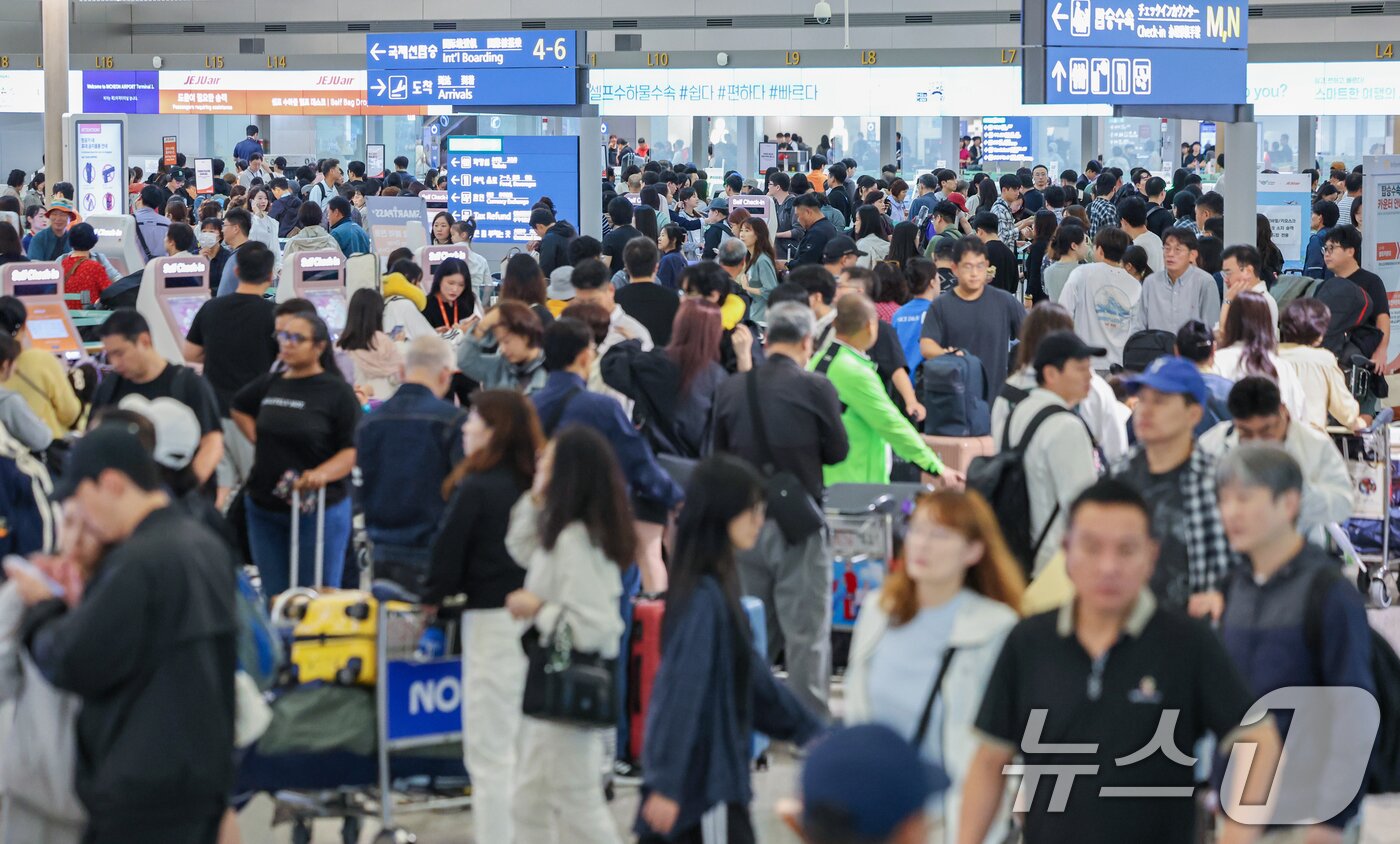 본문 이미지 - 본격적인 추석 연휴가 시작된 3일 오전 인천국제공항 제1여객터미널 출국장이 여행객들로 북적이고 있다. 2025.10.3/뉴스1 ⓒ News1 이호윤 기자