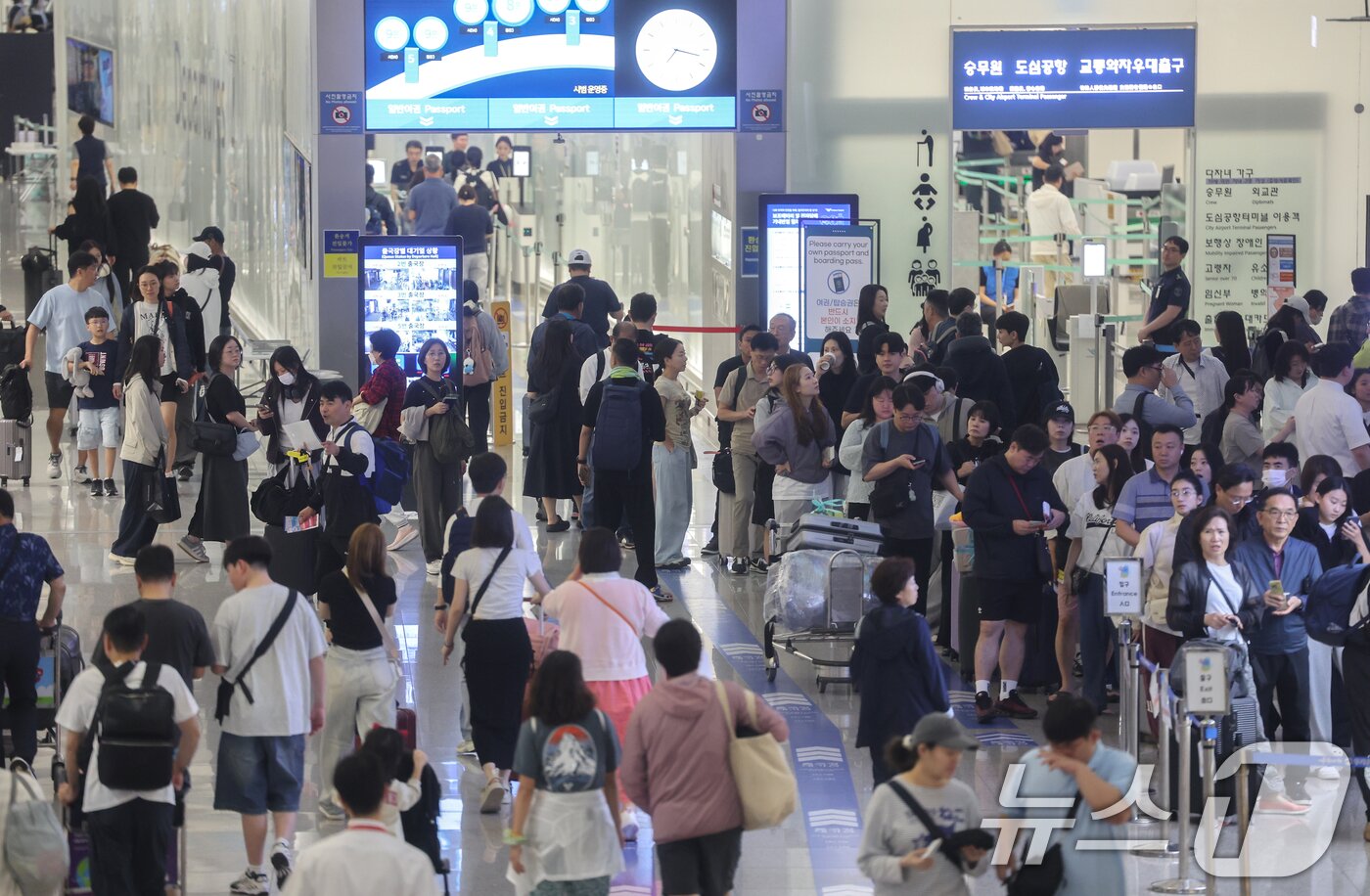 본문 이미지 - 본격적인 추석 연휴가 시작된 3일 오전 인천국제공항 제1여객터미널 출국장이 여행객들로 북적이고 있다. 2025.10.3/뉴스1 ⓒ News1 이호윤 기자