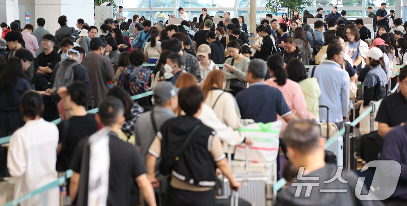 본문 이미지 - 본격적인 추석 연휴가 시작된 3일 오전 인천국제공항 제1여객터미널 출국장이 여행객들로 북적이고 있다. 2025.10.3/뉴스1 ⓒ News1 이호윤 기자
