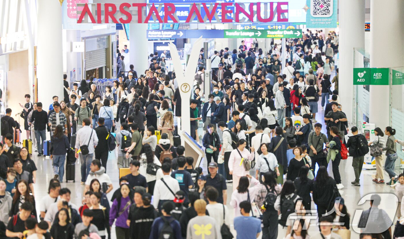 본문 이미지 - 본격적인 추석 연휴가 시작된 3일 오전 인천국제공항 제1여객터미널 면세구역이 여행객들로 북적이고 있다. 2025.10.3/뉴스1 ⓒ News1 이호윤 기자