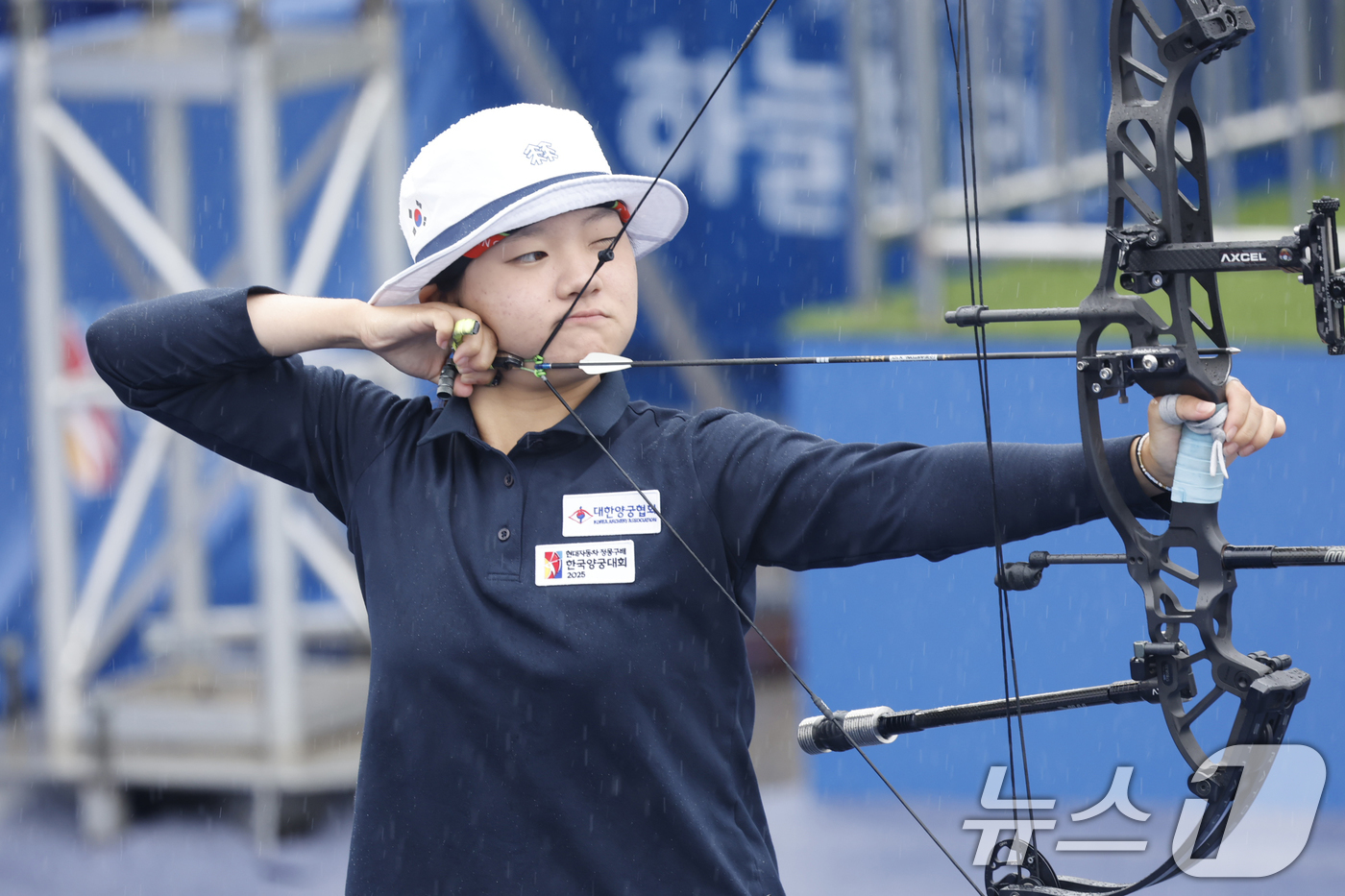 (광주=뉴스1) 김태성 기자 = 박리예(부개고)가 3일 광주5.18민주광장에서 열린 '현대자동차 정몽구배 한국양궁대회2025' 여자 컴파운드 경기 결승에서 활을 쏘고 있다. 202 …