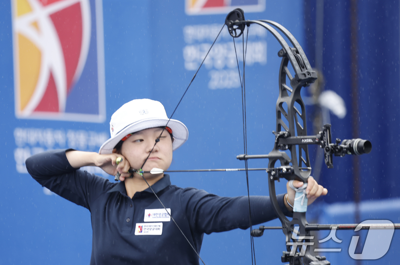 (광주=뉴스1) 김태성 기자 = 박리예(부개고)가 3일 광주5.18민주광장에서 열린 '현대자동차 정몽구배 한국양궁대회2025' 여자 컴파운드 경기 결승에서 활을 쏘고 있다. 202 …