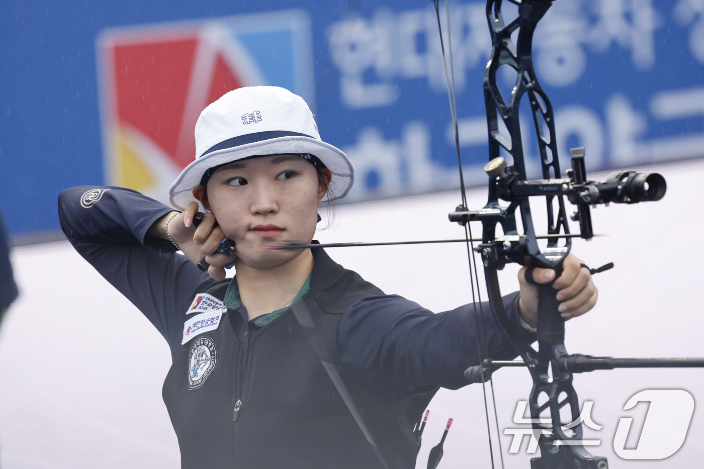 (광주=뉴스1) 김태성 기자 = 문예은(한국체대)이 3일 광주5.18민주광장에서 열린 '현대자동차 정몽구배 한국양궁대회2025' 여자 컴파운드 경기 결승에서 활을 쏘고 있다. 20 …