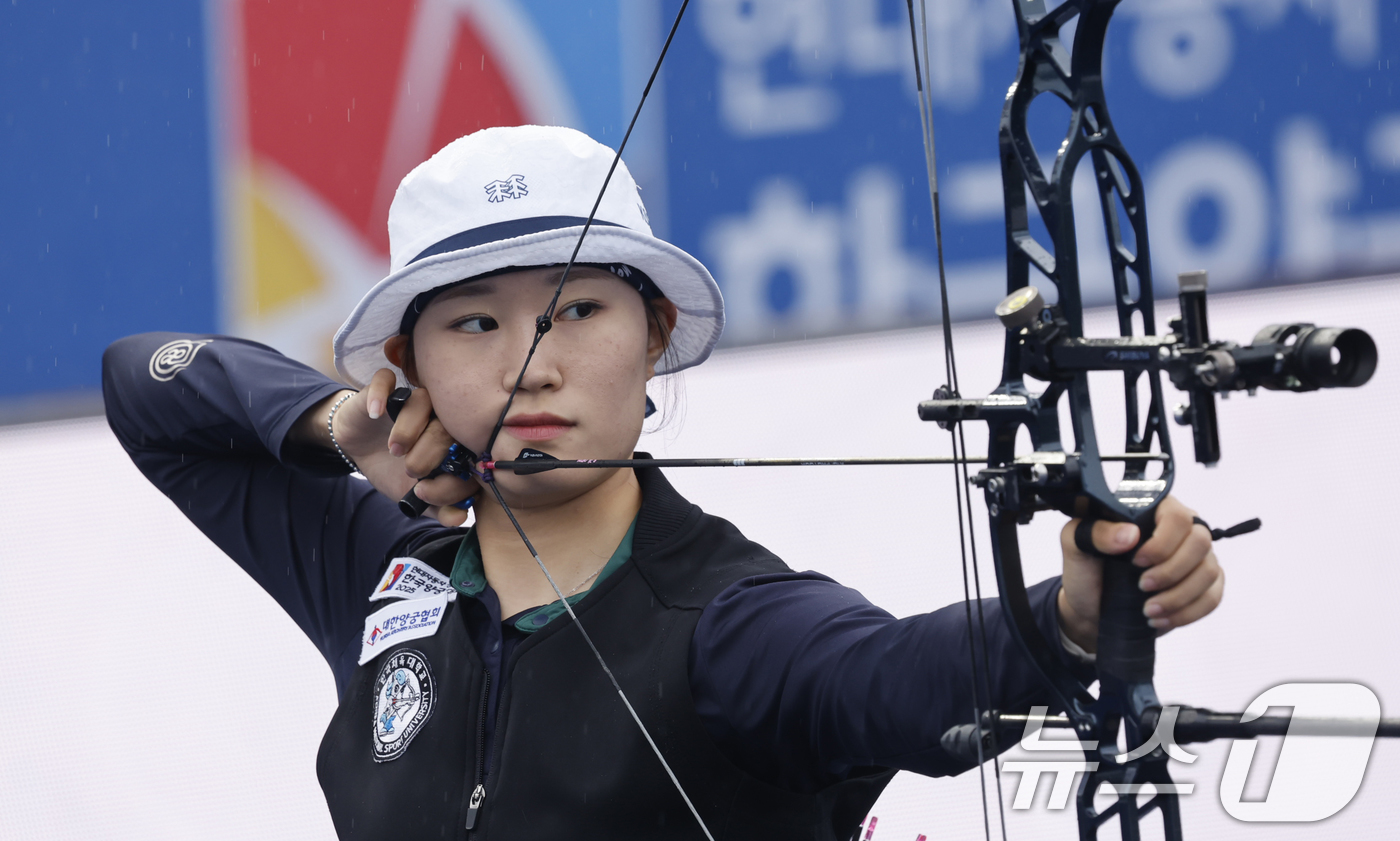 (광주=뉴스1) 김태성 기자 = 문예은(한국체대)이 3일 광주5.18민주광장에서 열린 '현대자동차 정몽구배 한국양궁대회2025' 여자 컴파운드 경기 결승에서 활을 쏘고 있다. 20 …