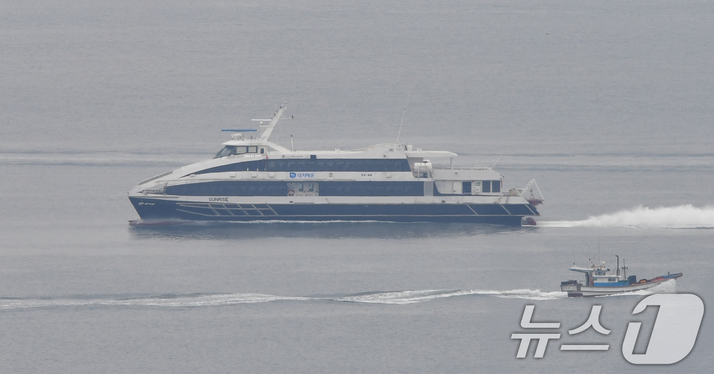 (포항=뉴스1) 최창호 기자 = 추석 연휴 첫 날인 3일 경북 포항여객선터미널에서 출항한 포항~울릉 정기여객선인 대재페리(주) 썬라이즈호가 울릉도로 항해하고 있다.이날 썬라즈호에는 …
