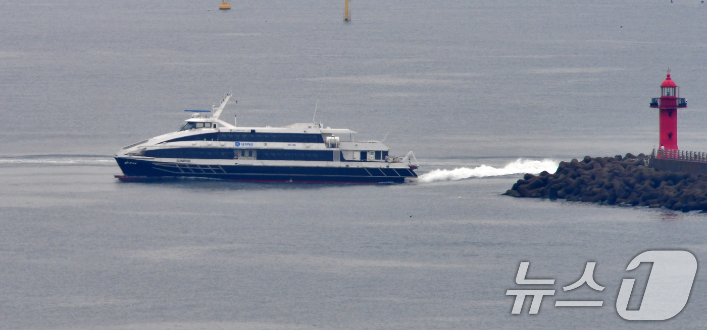 (포항=뉴스1) 최창호 기자 = 추석 연휴 첫 날인 3일 경북 포항여객선터미널에서 출항한 포항~울릉 정기여객선인 대재페리(주) 썬라이즈호가 울릉도로 항해하고 있다.이날 썬라즈호에는 …