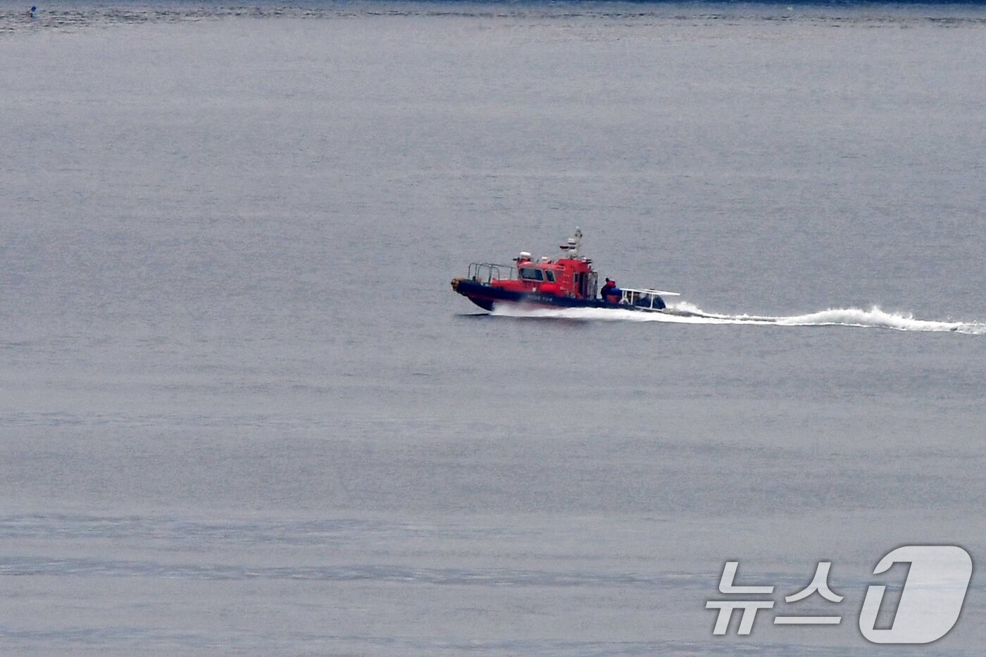 본문 이미지 - 추석 연휴 첫 날인 3일 경북 포항해양경찰서 구조대가 탄 고속정이 해상 경비를 위해 출동하고 있다. 2025.10.3/뉴스1 ⓒ News1 최창호 기자