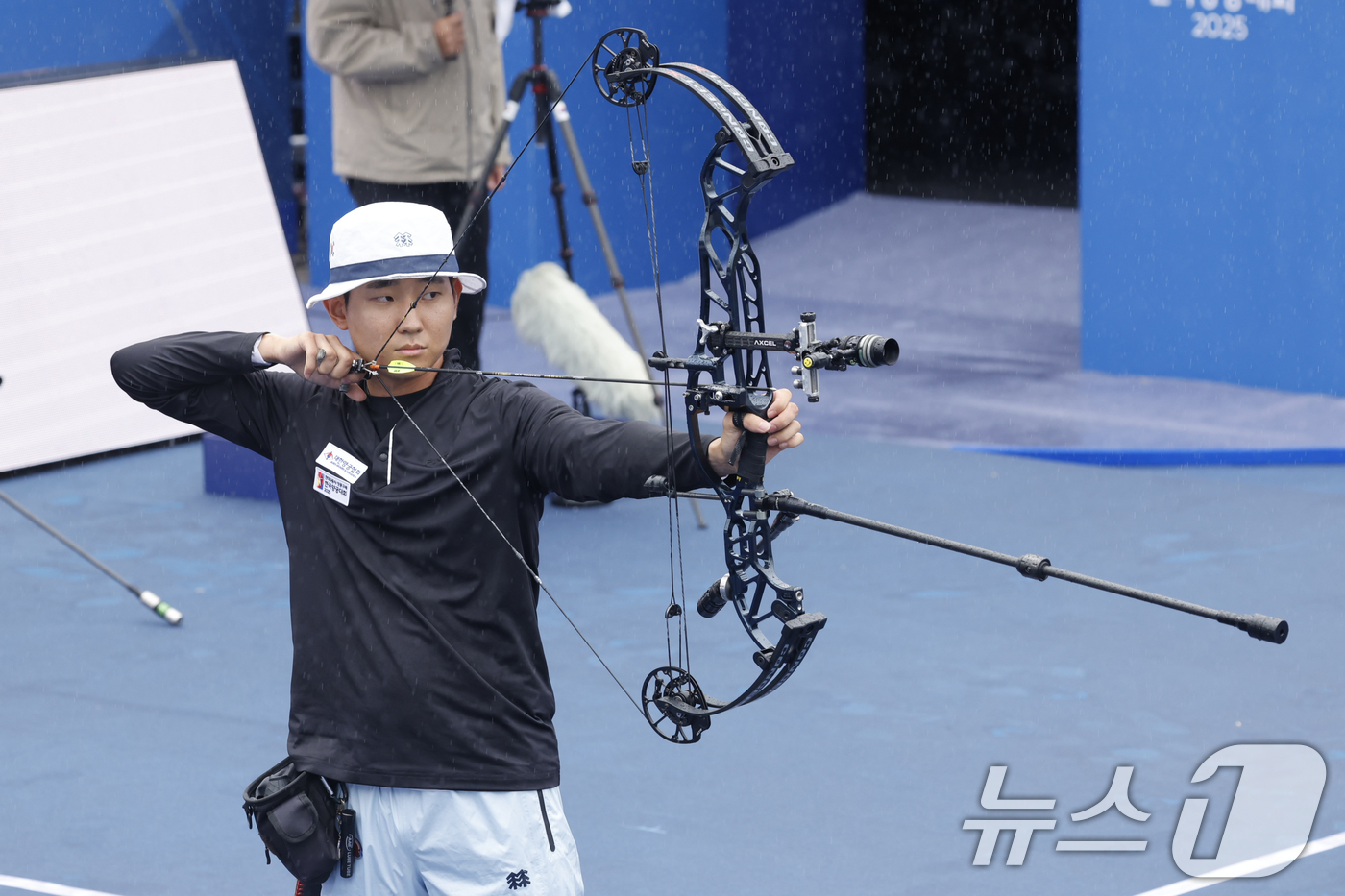 (광주=뉴스1) 김태성 기자 = 양재원(울산남구청)이 3일 광주5.18민주광장에서 열린 '현대자동차 정몽구배 한국양궁대회2025' 남자 컴파운드 경기 결승에서 활을 쏘고 있다. …